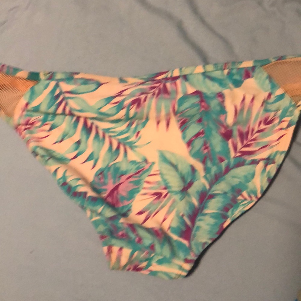 Bikini - Picture 4 of 5